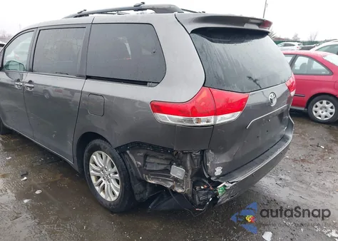 2014 Toyota Sienna Xle V6 8 Passenger z USA, uszkodzony, nr VIN 5TDYK3DC9ES478537